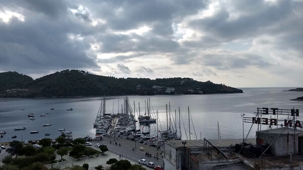 Skiathos – looking SE over the yacht charter pontoon where some of the visiting catamarans & yachts needed to double up.